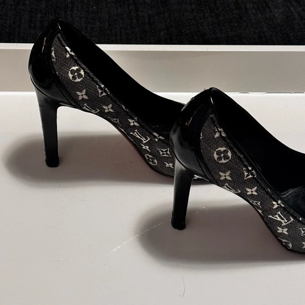 AUTHENTIC Louis Vuitton LV Monogram Chain-Link Accents Pumps